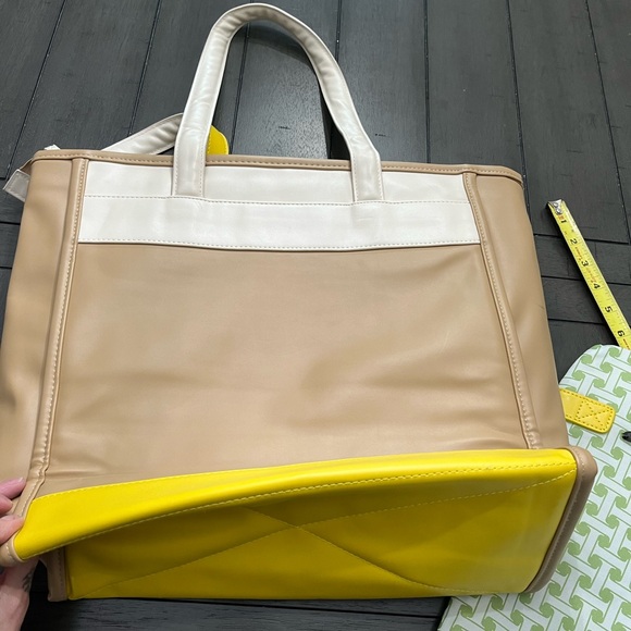 Isaac Mizrah large office bag. Has a laptop zip up soft cover as well. - Picture 15 of 16